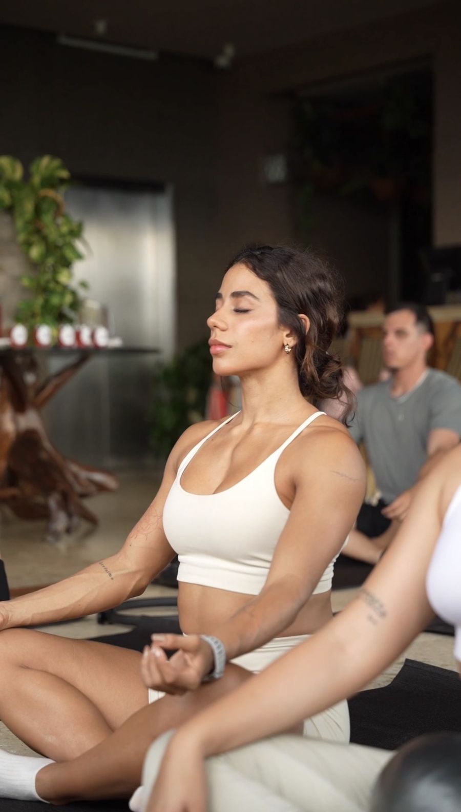 Asistente de Reset meditando en una clase de yoga
